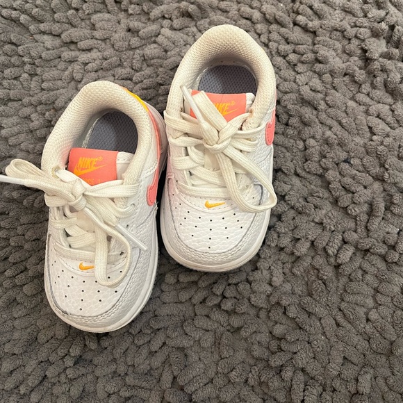 Nike Shoe - Picture 2 of 4